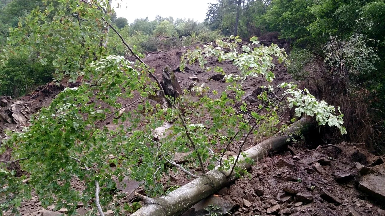 Jandarmii montani au coborât din Retezat turiştii care au cerut ajutor. 50 de turişti au rămas blocaţi în diferite puncte ale Masivului Retezat din cauza alunecărilor de teren - FOTO/VIDEO