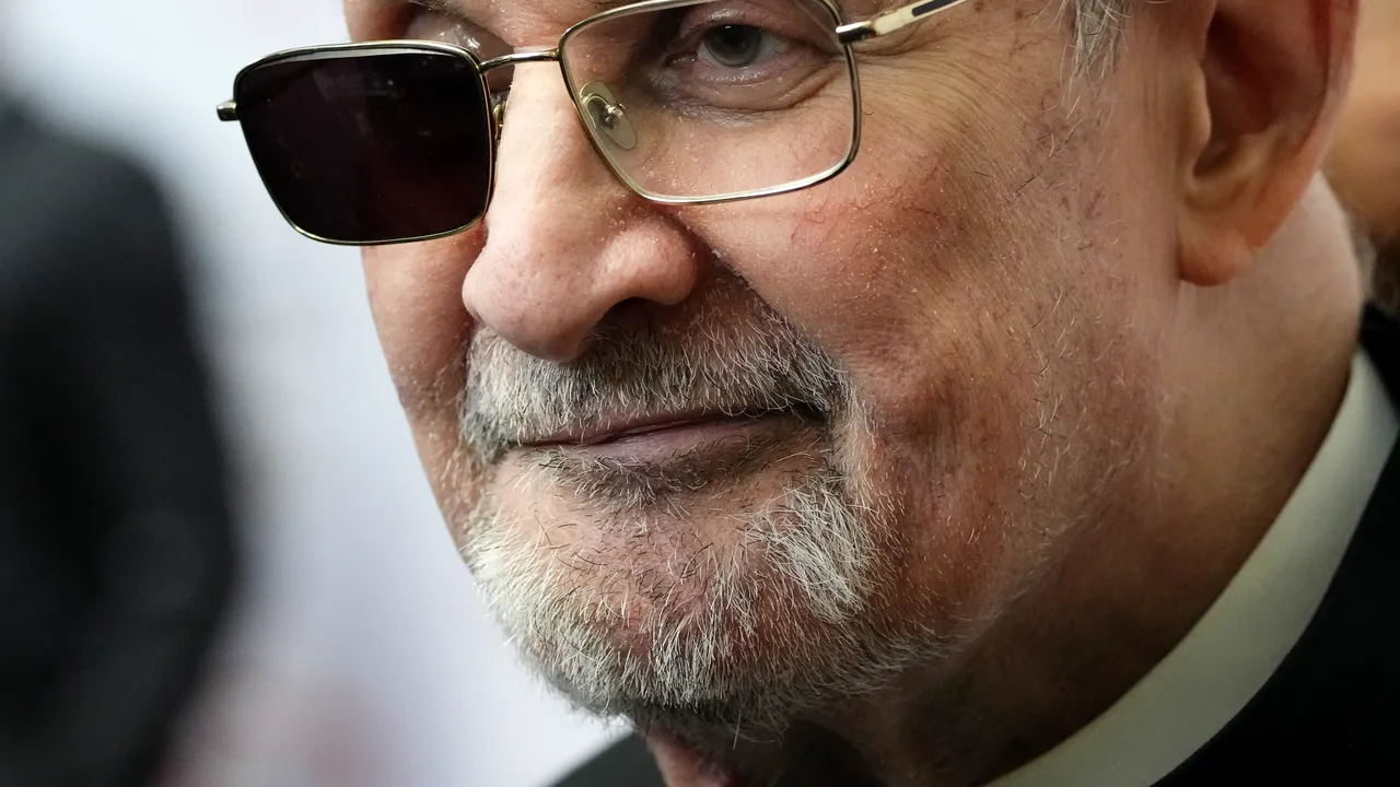 Salman Rushdie spune că scrie o carte despre atacul în urma căruia şi-a pierdut vederea la un ochi