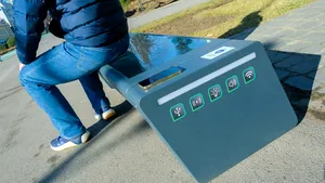 Bănci smart, cu panouri fotovoltaice şi internet wireless, instalate în centrul istoric din Braşov