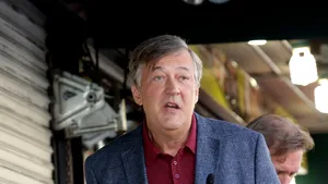 Actorul Stephen Fry se confruntă cu acuzaţii de BLASFEMIE după comentarii controversate legate de Dumnezeu şi religie 