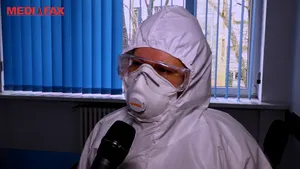  Imagini din frontul groazei: Cum intervin ambulanţierii la cazurile COVID-19. Mesajul transmis cu lacrimi în ochi: ”Staţi acasă! Ne ajutaţi să vă ajutăm!”