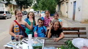 Mici antreprenori. Cinci copii au pornit o afacere inedită prin care vând fructe proaspete şi sucuri naturale lângă bloc | FOTO