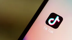 TikTok depăşeşte YouTube pentru timpul mediu de utilizare în SUA şi Marea Britanie