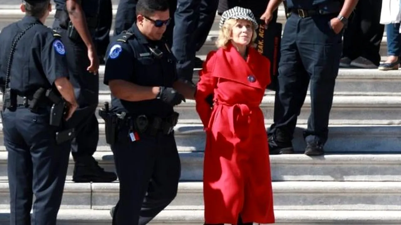 Celebra actriţă Jane Fonda, arestată la Washington în cursul unui protest faţă de schimbările climatice - FOTO, VIDEO