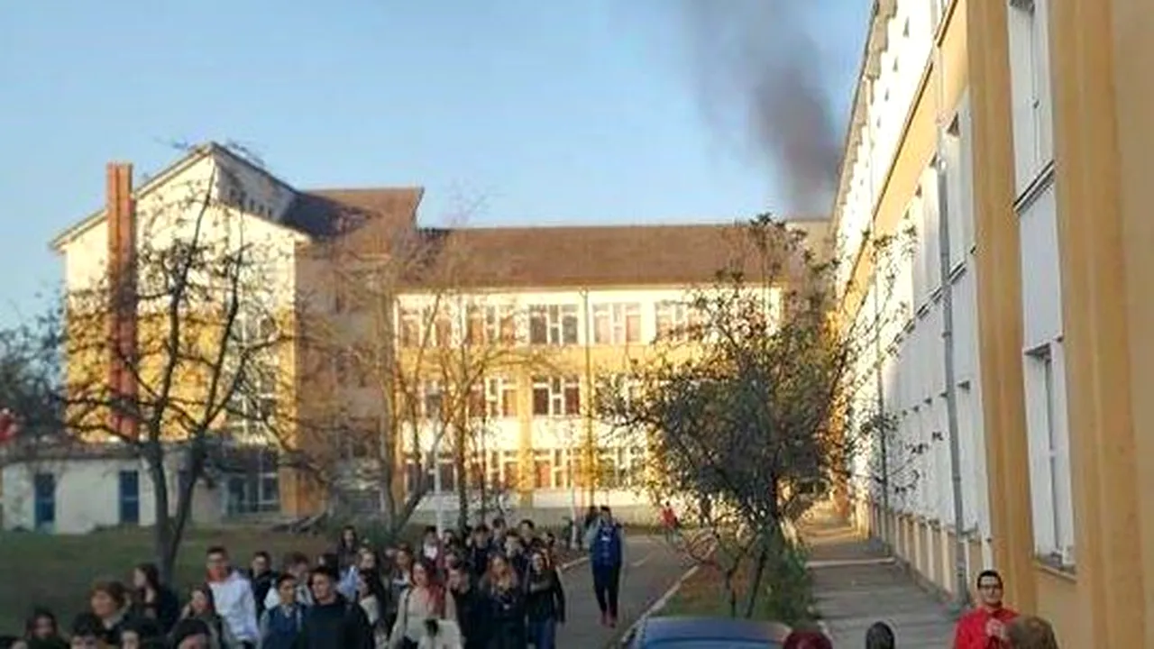 Peste 800 de elevi şi profesori au fost evacuaţi dintr-un liceu din Hunedoara, în urma unui incendiu