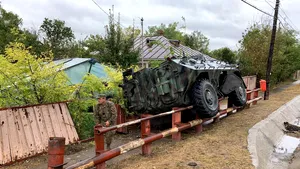 Transportor blindat al Armatei, implicat într-un accident într-un sat din judeţul Galaţi, după ce a rămas fără frâne: Un militar a fost rănit