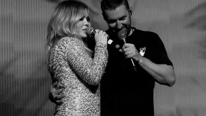 La concertul-eveniment cu 5200 de spectatori, ecran de 30 m, 3,5 tone de lumini si invitaţi speciali, Smiley a cântat alături de Gina Pistol pe scena de la Sala Polivalentă