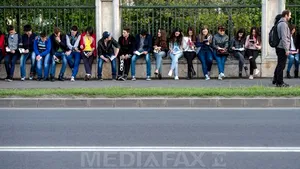 REPORTAJ: Literatura a făcut lege în faţa Parlamentului, printr-un lanţ uman, la Noaptea Cărţilor Deschise - GALERIE FOTO