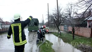 Mai multe gospodării din Prahova, inundate. Pompierii ajută la scoaterea apei. Trei ciobani, salvaţi de pe o insulă formată pe râul Prahova. Deversarea apei la barajul Paltinu continuă