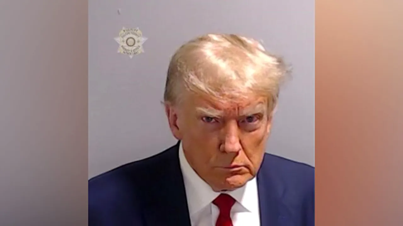 Trump s-a predat autorităţilor din Georgia. Fostului preşedinte al SUA i s-a făcut mug shot şi a fost eliberat pe cauţiune. A fost înregistrat ca deţinutul cu numărul P01135809 / Trump a descris dosarul penal împotriva lui drept „o parodie a justiţiei”