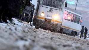 Tramvaiul care a fost blocat la Podul Ciurel a deraiat în Piaţa Presei Libere