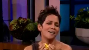 Halle Berry a mimat un orgasm în emisiunea lui Jay Leno - VIDEO