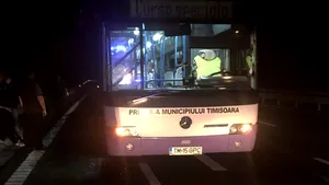 Autobuz în care erau 20 de copii şi 5 adulţi, lovit de un TIR în Timiş; două persoane au fost rănite - FOTO