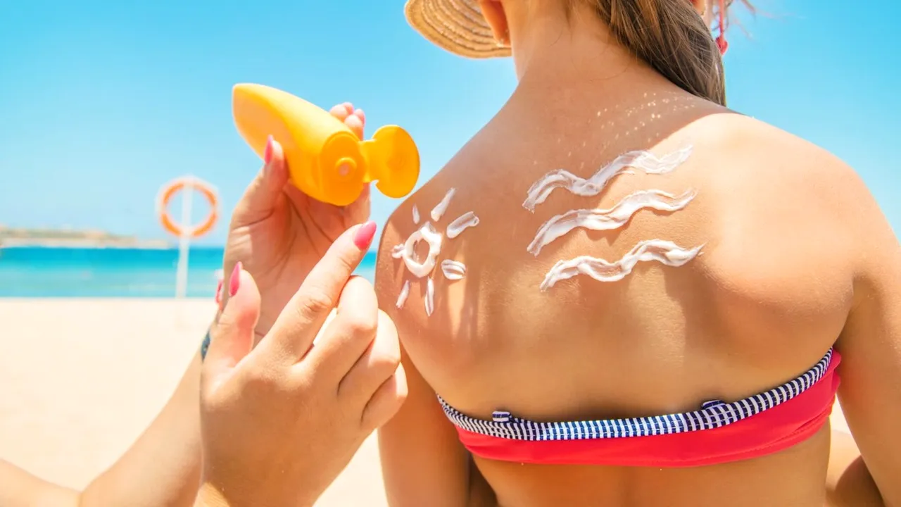 Avertismentul cercetătorilor: 7 substanţe chimice, absorbite în organism după folosirea cremelor de protecţie solară. Pericolele la care se expun oamenii