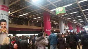 PANICĂ la metrou: Tentativă de suicid în staţia Piaţa Unirii. Un tânăr, prins sub o garnitură de tren 