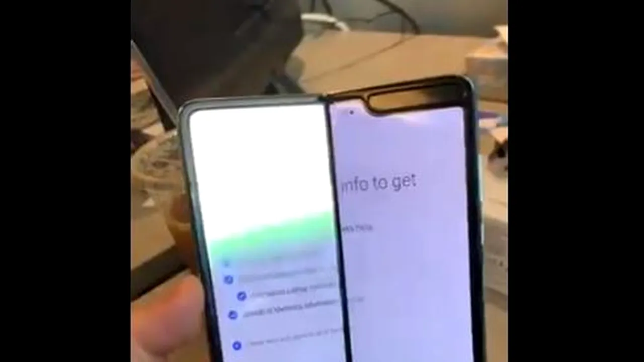 Noile telefoane pliabile Samsung Galaxy Fold, criticate după ce ecranele cedează în urma utilizării normale | VIDEO