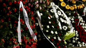 Peste 200 de persoane, la funeraliile tinerei împuşcate de fiul unui poliţist - VIDEO