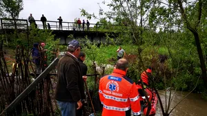 Se juca pe malul unui pârâu umflat de ploi, când a fost luat de ape. MISIUNE amplă de căutare a unui copil de 4 ani 