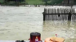 FOTO, VIDEO | INUNDAŢII în Alba: Furtuna a făcut ravagii în Apuseni. Zeci de gospodării lovite de viituri şi mai multe drumuri blocate sau distruse