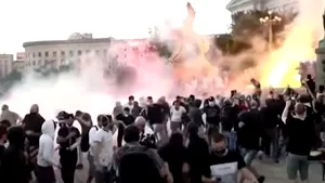 Bătăi ca în filme împotriva restricţiilor.  A cincea zi de proteste la Belgrad, sârbii vor să trăiască într-o ţară liberă