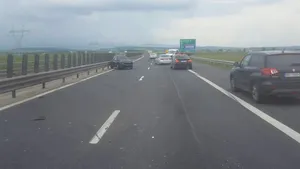 Accident pe autostradă: Patru persoane au fost rănite după ce un şofer băut şi fără permis nu s-a asigurat la schimbarea benzii | FOTO