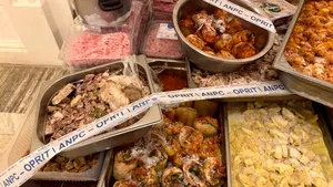Restaurantul Parlamentului a fost închis de inspectorii lui Piedone: peste 700 de kilograme de carne expirată, gândaci morți în bucătărie