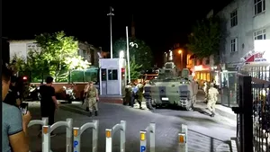 Armata din Turcia susţine că a preluat puterea. Recep Erdogan sugerează că lovitura de stat este coordonată de adversarul său Fethullah Gulen - FOTO, VIDEO