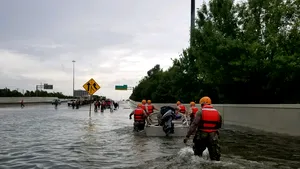 Uraganul Harvey aruncă în aer preţul petrolului / Previziunile pentru aur