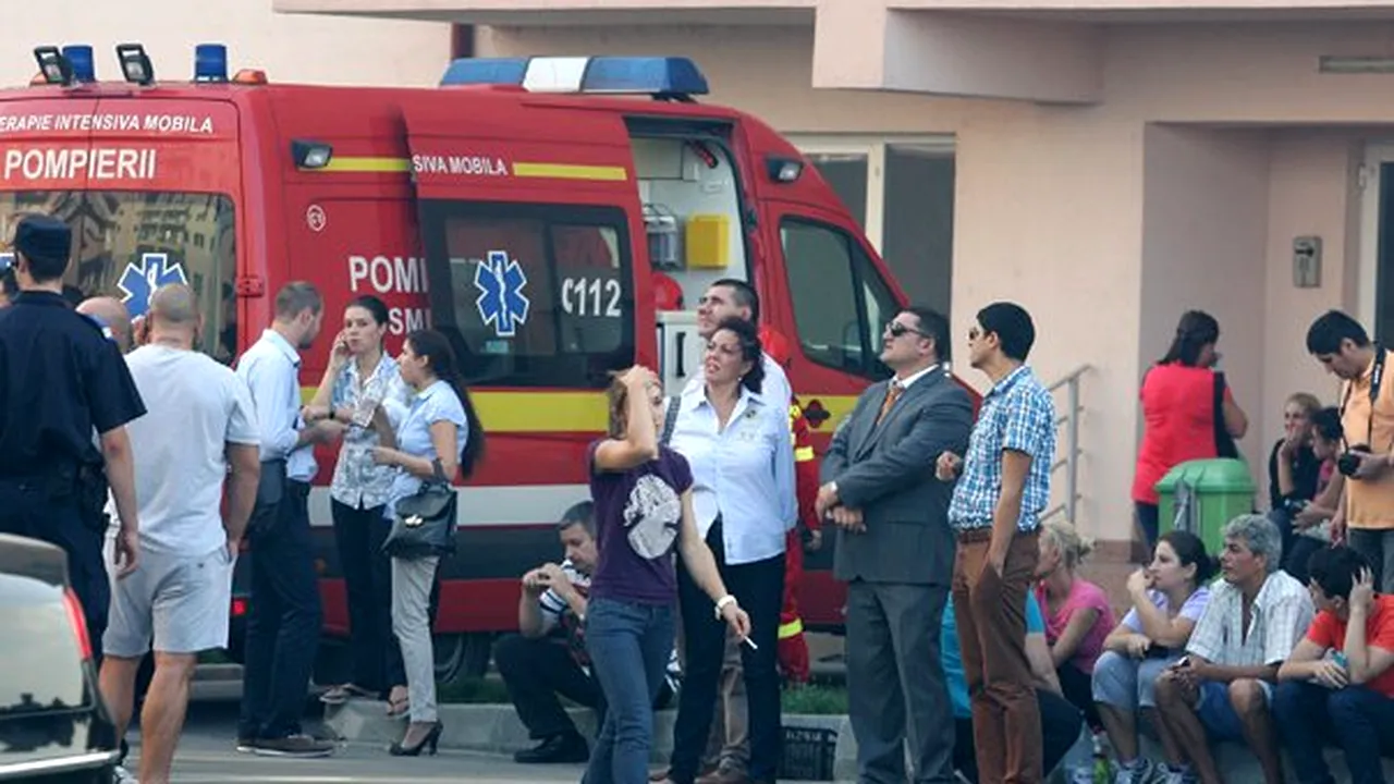 INCENDIU PUTERNIC într-un complex rezidenţial din Bucureşti. Locatarii stau la coadă pentru cazare la hotel: 