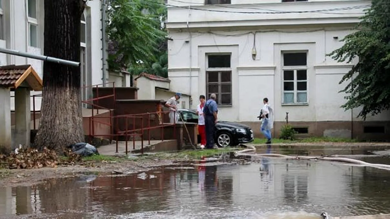 Două drumuri naţionale sunt în continuare blocate din cauza inundaţiilor, în Mehedinţi
