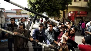Sute de protestatari au trecut de bariere şi se îndreaptă spre Palatul prezidenţial din Cairo