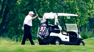 În 2014 Trump îl critica pe Obama deoarece joacă golf în timpul crizei de Ebola / Ieri Preşedintele SUA a fost filmat jucând golf