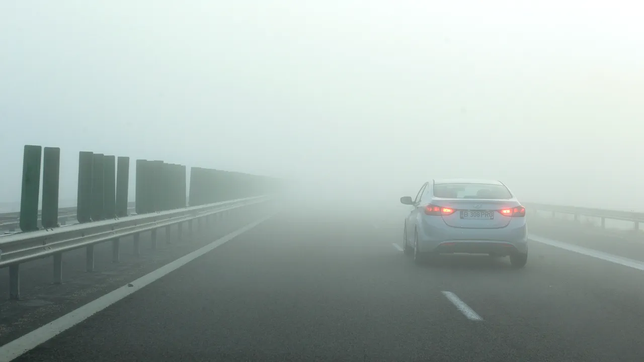 Ceaţă, ploaie şi carosabil umed, vineri dimieaţa, pe mai multe artere din ţară