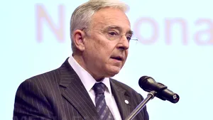 Isărescu către analişti: Daţi-mi o mână de ajutor, lumea să nu se mai uite la curs, ci la dobânzi