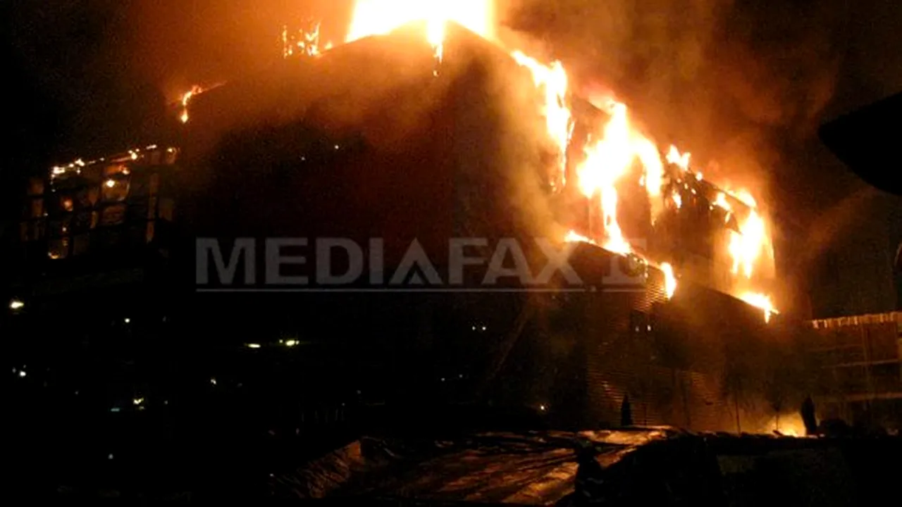 Incendiu puternic la un complex comercial din Braşov: angajaţii şi cumpărătorii au fost evacuaţi. Incendiul a fost localizat, focul arzând mocnit