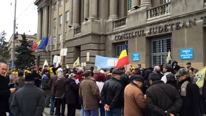 O sută de sindicalişti şi pensionari au protestat în faţa Prefecturii Timiş cerând demisia Guvernului - FOTO, VIDEO
