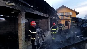FOTO: Un magazin alimentar din Galaţi s-a făcut scrum în urma unui incendiu