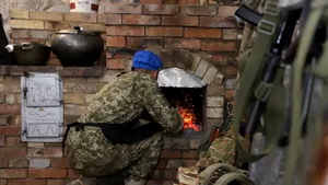„Gospodari” pe front: poliţiştii de frontieră din Ucraina au construit un cuptor şi gătesc zilnic
