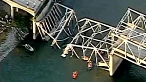 Un pod rutier s-a PRĂBUŞIT în statul Washington: Oameni şi maşini au ajuns în apă - VIDEO