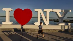 A dispărut Charlie Moss, magicianul din publicitate care a creat logo-ul „I love NY”
