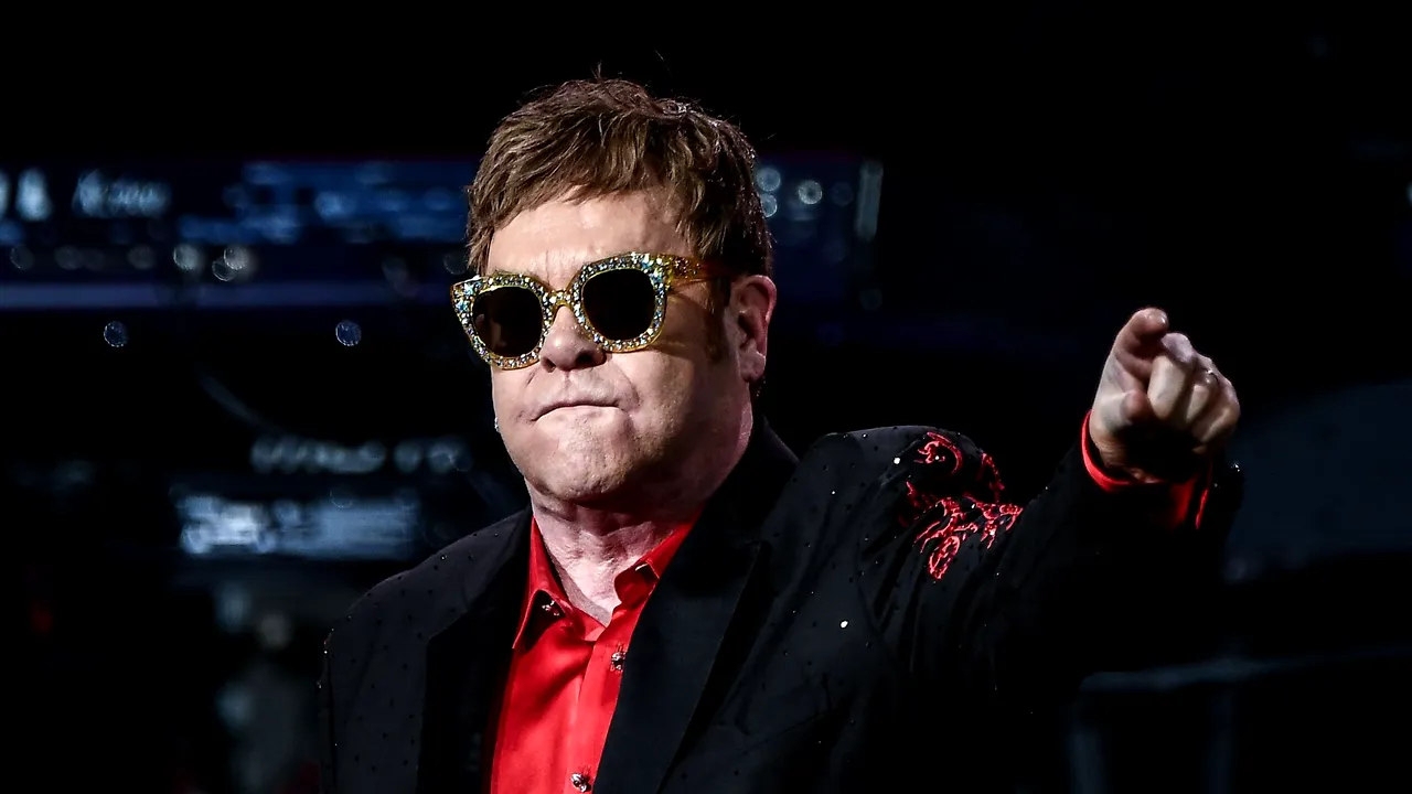 Elton John are COVID-19. Artistul, care şi-a reluat activitatea după 2 ani, este nevoit să-şi amâne concertele