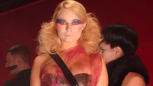 Laura Cosoi apare în cel mai recent videoclip al trupei britanice Hurts