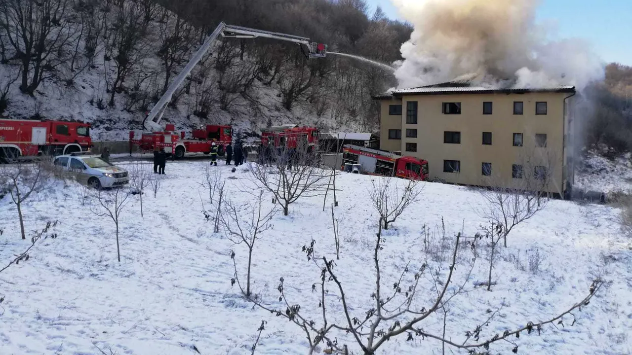 Incendiu cu degajare masivă de fum la un bloc din Floreşti, Cluj. FOTO şi VIDEO