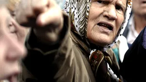 Pensionarii au blocat pentru a doua zi circulaţia în centrul Chişinăului