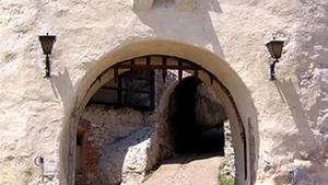 Gândul: Ambasada Marii Britanii, apărătoarea unei firme dizolvate care a căpuşat Cetatea Râşnov