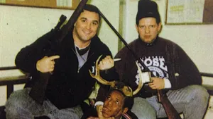 Imagine controversată în SUA: Doi foşti poliţişti pozează ca vânători lângă un bărbat de culoare care poartă coarne de cerb