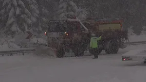 Circulaţia în Pasul Tihuţa se desfăşoară cu dificultate din cauza zăpezii şi viscoului puternic