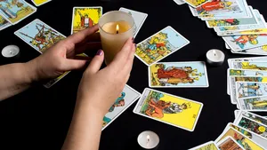 Vrăjitoare, reţinute după ce au şantajat o femeie că vor face ritualuri magice ca aceasta să moară