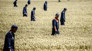 Armata ucraineană suspendă pentru o zi ofensiva din est, pentru a permite accesul experţilor la locul prăbuşirii MH17. Parlamentul aprobă trimiterea de personal olandez şi australian înarmat