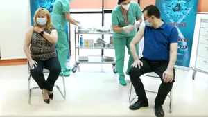 VIDEO Ludovic Orban şi Anca Dragu s-au vaccinat public pentru COVID-19